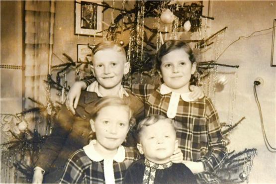 Kriegskind Leopold Kaiser (unten rechts) mit seinen Geschwistern Albrecht und Lore (oben) und Lucia. Repro: Uli Rippmann