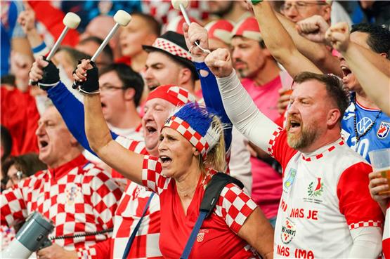 Kroatiens Fans unterstützen ihre Mannschaft. Kroatische Fans jubeln in Mannheim. Foto: Uwe Anspach/dpa