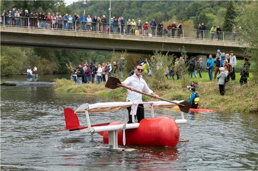 Kübelesrennen auf dem Neckar in Bieringen: Rober Kübler mit seinem speziellen Wasserflugzeug. Bild: Klaus Franke