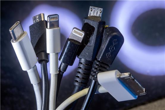 Künftig soll es ein einheitliches Ladekabel für unterschiedliche Handymodelle geben – mit USB-C-Anschluss. Foto: Jens Büttner/dpa