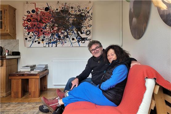 Künstler Andreas Hoffmann und Monika Weber in ihrem pArt Space in Pfäffingen. Hier sollen künstlerische Ideen gedeihen. Letztes Jahr hatten sie schon einige Gäste, 2024 ist eine Radtour geplant. Bild: Ronja Engels