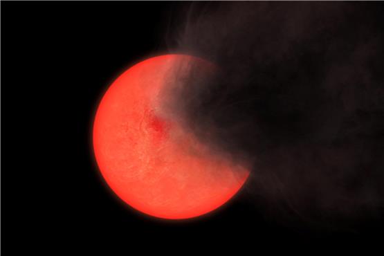 Künstlerische Darstellung einer Staubwolke, die von einem roten Riesenstern ausgestoßen wird.
