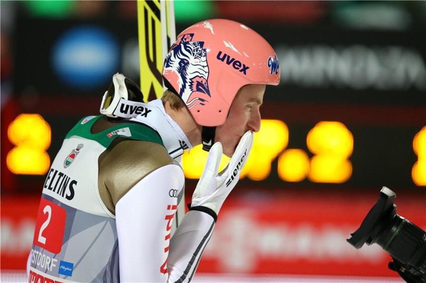 Küsse mit historischer Bedeutung: Zum ersten Mal seit 13 Jahren gewann in Severin Freund wieder ein deutscher Skispringer in Oberstdorf. Foto: dpa