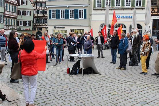 Kundgebung des Aktionsbündnisses „Kein Knoten für Zetkin“auf dem Tübinger Marktplatz: Sophie Voigtmann (links mit Mikrofon) informiert über das Anliegen der Gruppe.Bild: Anton Bandomer