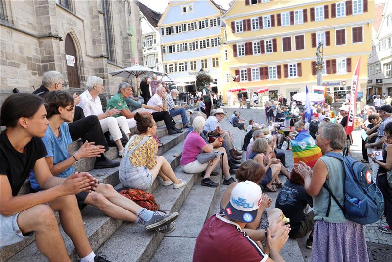 Kundgebung zum Antikriegstag 2019 auf dem Tübinger Holzmarkt. Bild: Anne Faden