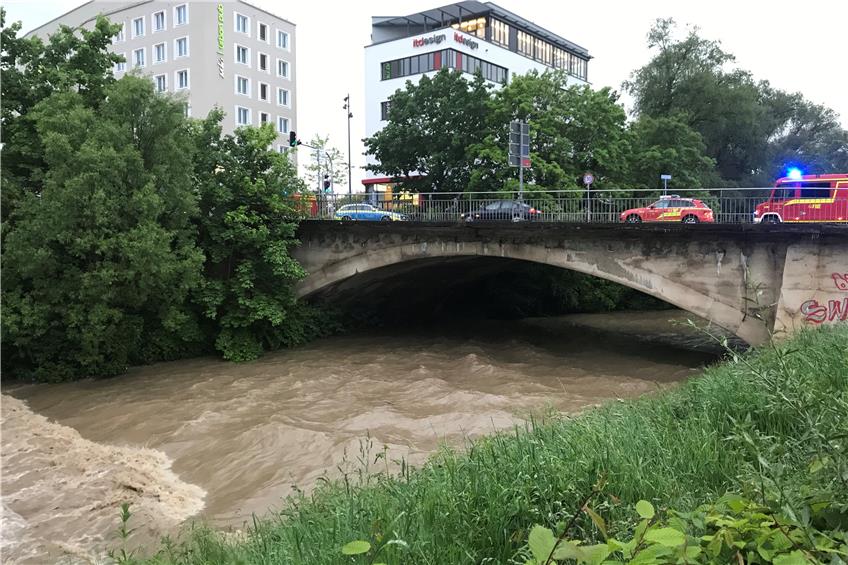 Kurz bevor die Steinlach in den Neckar mündet, wurde gestern in der Friedrichstraße der Einsatz koordiniert. Bild: Moritz Hagemann