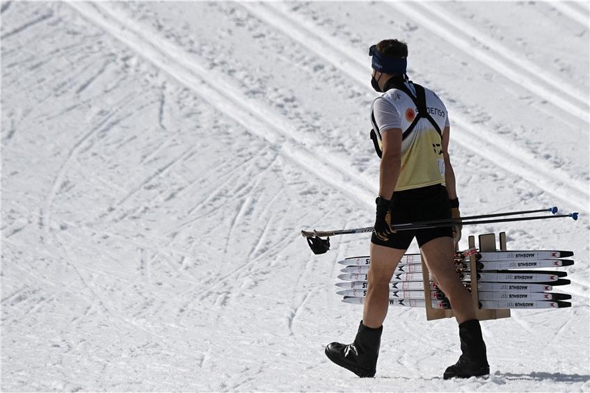 Kurze Hose: Ski-Servicemann am Dienstag in Oberstdorf. Foto: Christof Stache/afp