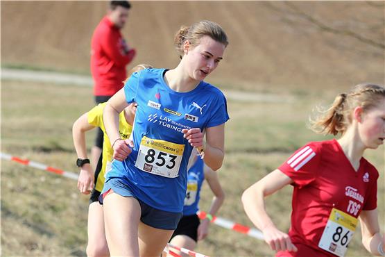 LAV-Läuferin Pia Szymanowski gewann das Cross-Rennen der Altersklasse U20. Bild: Ralf Görlitz
