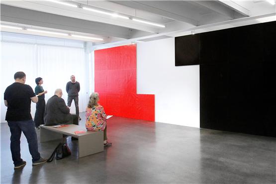 „La deuxième mur d’Allemagne“ ist eines der ersten großen Werke von Bernard Aubertin, das in Reutlingen entstanden ist. Hier hat der Künstler Platz für die Produktion serieller Arbeiten – und entdeckt eine neue Farbe. Bild: Horst Haas