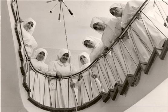 „Lächeln fällt ihnen nicht schwer, sie kommen damit auch in die Krankenzimmer“, meinte der Berichterstatter über die sieben italienischen Schwestern, die sich 1971 für den TAGBLATT-Fotografen über das Treppengeländer des Luise-Poloni-Heimes beugten. Archivbild: Manfred Grohe