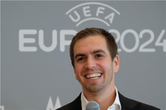 Lächeln für das große Geschäft: Die Fußball-EM 2024 in Deutschland wird Milliarden Einnahmen generieren. Inwiefern die Bevölkerung davon profitiert, ist aber fraglich.  Foto: Sebastian Willnow