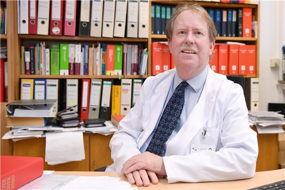 Lässt sich auch impfen: Chefapotheker Prof. Dr. Hans-Peter Lipp an seinem Schreibtisch. Bilder: Ulmer