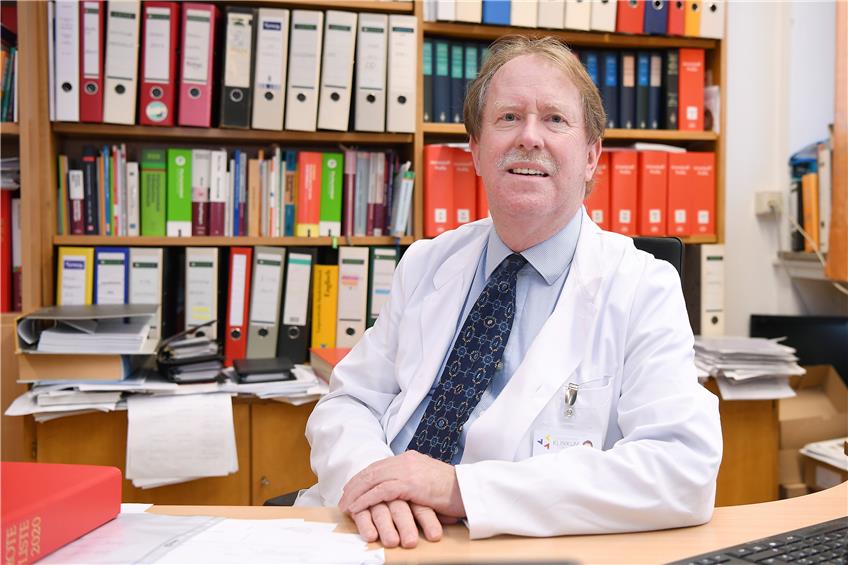 Lässt sich auch impfen: Chefapotheker Prof. Dr. Hans-Peter Lipp an seinem Schreibtisch. Bilder: Ulmer