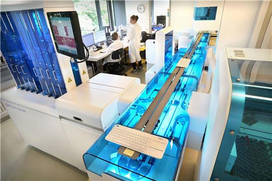 Läuft der neue Automat im Institut für Medizinische Mikrobiologie und Hygiene, kann man die Agarplatten durch die Laborstraße hinter dem blauen Glas fahren sehen. 1,2 Millionen Euro hat das Gerät gekostet – und es kann lebensentscheidend sein. Bild: Anne Faden