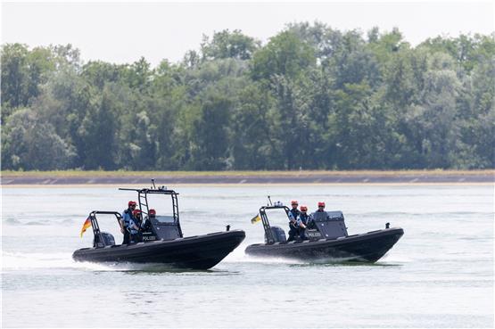 Lahr: zwei Boote der Wasserschutzpolizei auf dem Rhein. Foto: Philipp von Ditfurth/dpa