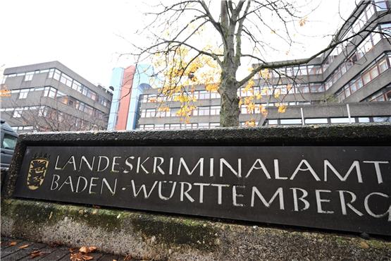 „Landeskriminalamt Baden-Württemberg“ steht auf einem Hinweisschild vor dem Gebäude des Landeskriminalamts. Foto: Bernd Weißbrod/dpa