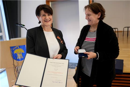 Landesministerin Theresa Schopper (rechts) war es wichtig, Ute Heß das Bundesverdienstkreuz persönlich zu übergeben. Bild: Uli Rippmann