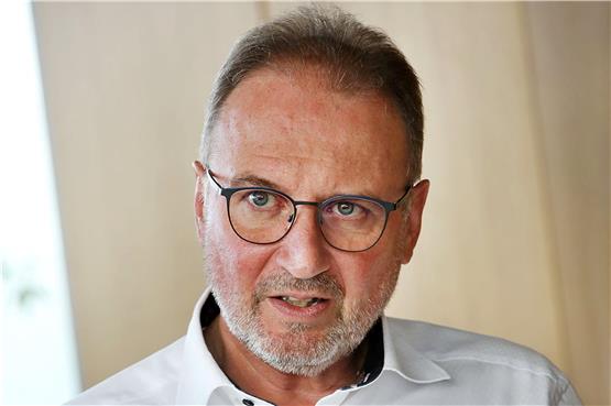 Landrat Joachim Walter ist gleichzeitig Präsident des Landkreistags in Stuttgart. „Kommunen kommen kaum noch dazu, für eine gelingende Integration zu sorgen“, sagt er. Bild: Anne Faden