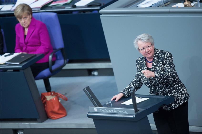 Langjährige Weggefährtinnen: Annette Schavan (CDU), hier bei ihrer letzten Rede im Bundestag, Kanzlerin Angela Merkel. Foto: Maurizio Gambarini/dpa