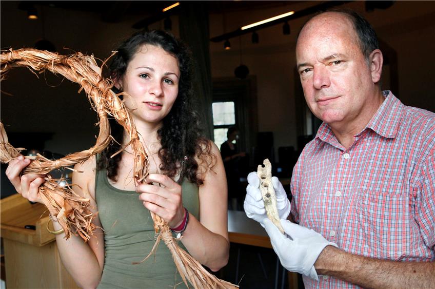 Laura Bauer und Nicholas Conard präsentieren den Lochstab aus dem Hohle Fels, mit dem Menschen in der Altsteinzeit wahrscheinlich Seile fertigten. Bild: Faden