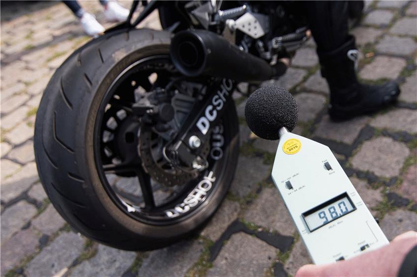 Lautes Knattern: Motorräder machen teils viel Lärm. Foto: Daniel Bockwoldt/dpa