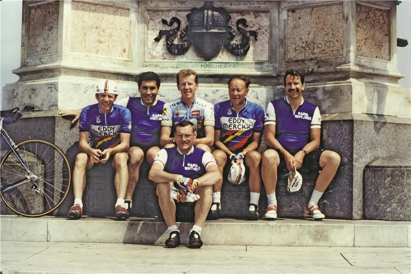 Legenden unter sich. In der oberen Reihe sitzen von links nach rechts: Wolfgang Renner, Eddy Merckx und Walter Röhrl. Mit Freunden waren sie auf gemeinsamer Ausfahrt in Italien. Bild:Unternehmen