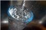 Leitungswasser fließt in ein Glas, das in einem Spülbecken steht. Foto: Karl-Josef Hildenbrand/dpa