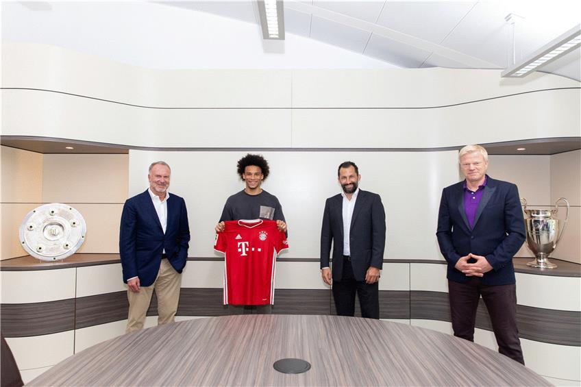 Leroy Sané mit dem Bayern- Trikot.  Foto: -