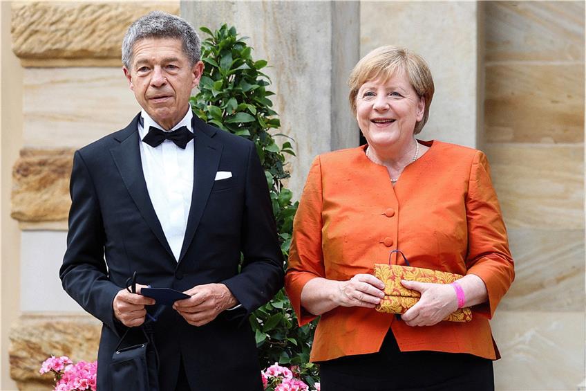 Letztmals als Bundeskanzlerin in Bayreuth dabei: Angela Merkel und ihr Mann Joachim Sauer. Foto: Daniel Karmann/dpa