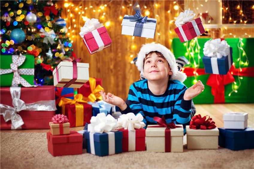 Leuchtende Kinderaugen an Heiligabend: Wie viele Geschenke sind dafür nötig? Bild: ©candy1812/fotolia.com