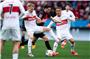 Leverkusens Jonas Hofmann (M) kämpft mit Stuttgarts Deniz Undav (l) und Enzo Millot um den Ball. Foto: Marius Becker/dpa