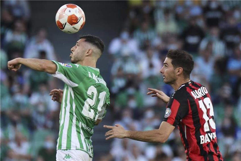 Leverkusens Lucas Alario (r) kämpft um den Ball. Foto: Jose Luis Contreras/AP/dpa/Archivbild