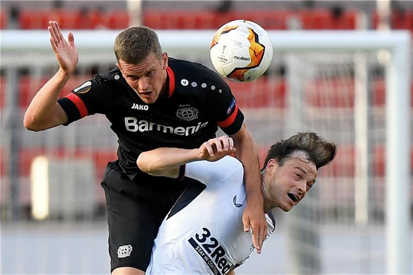 Leverkusens Sven Bender (links) setzt sich gegen Glasgows Brandon Barker durch. Foto: Martin Meissner/AP-Pool/dpa