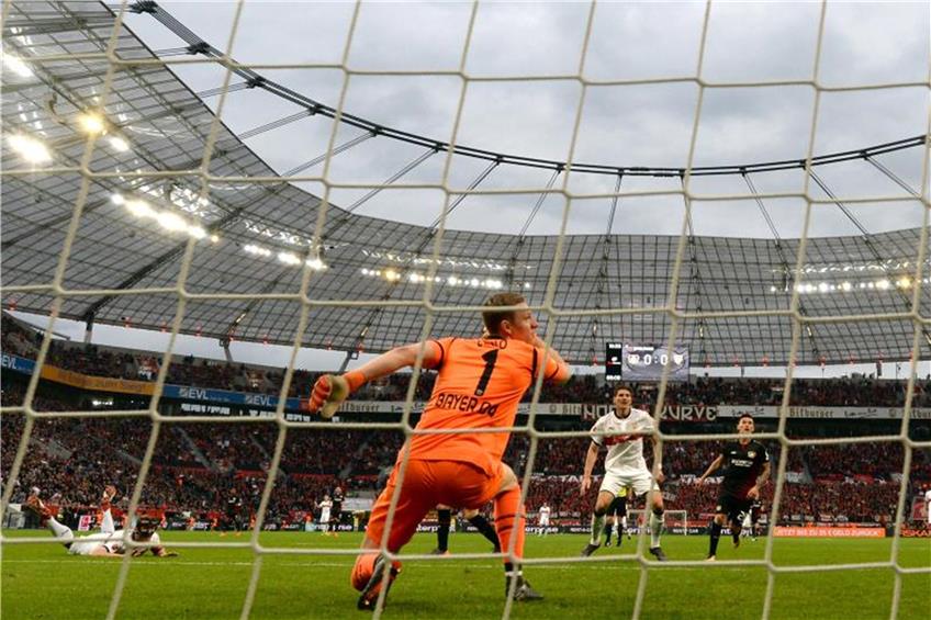Leverkusens Torwart Bernd Leno (M.) kann den Kopfball von Stuttgarts Christian Gentner (l.) zum 0:1 nicht halten. Foto: Federico Gambarini dpa