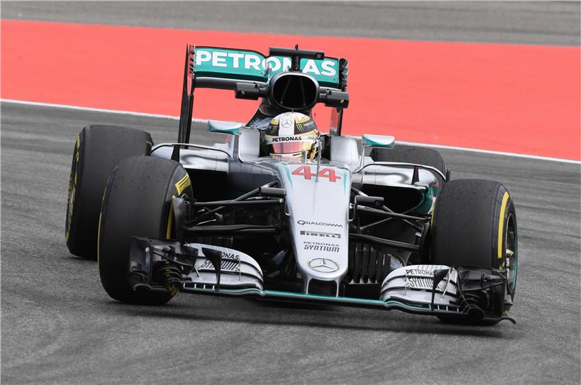 Lewis Hamilton wird in Spa der Konkurrenz im Nacken sitzen und versuchen, auf dem schnellen Kurs möglichst viele Plätze gutzumachen. Foto: dpa