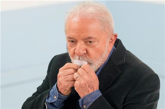 Liegt nur knapp vorne: Lula da Silva küsst seinen Wahlzettel bei der Stimmabgabe. Foto: Andre Penner/AP/dpa