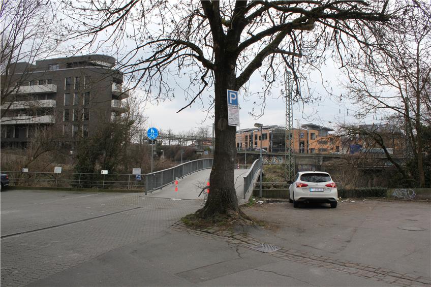 Links der Brücke die Parkplätze der Poststraße, rechts die der Karlstraße. Das Schild am Baum warnt vorm Falschparken. Bild: Strigl