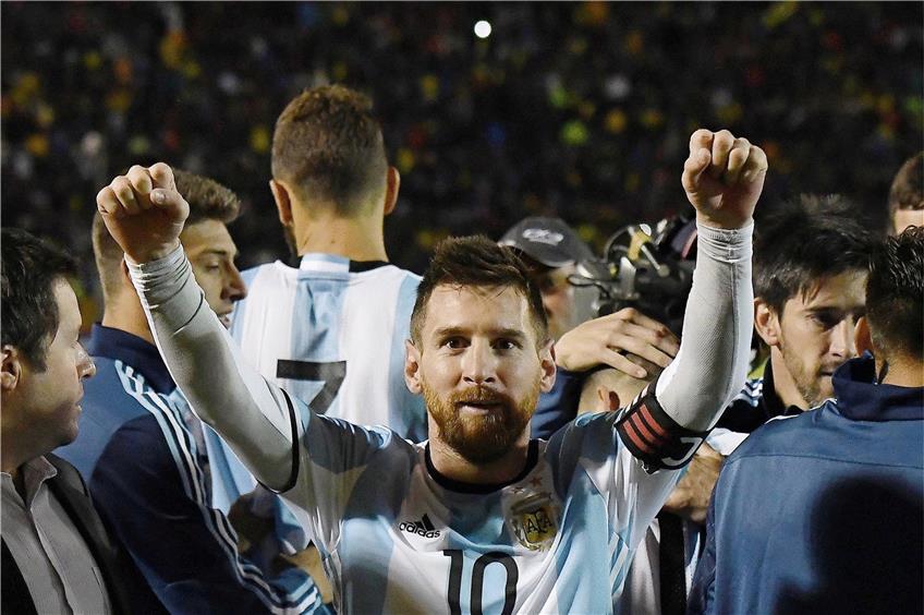 Lionel Messi war beim 3:1 in Ecuador  einmal mehr Argentiniens überragender Fußball-Magier. Seine drei Tore verhinderten ein historisches Debakel des Vizeweltmeisters. Entsprechend stolz war der 30-Jährige nach Partie. Foto: dpa