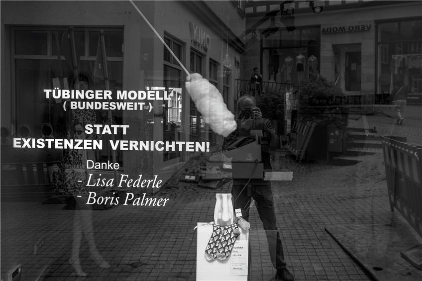 Lob für das Tübinger Modell findet sich an Tübinger Schaufensterscheiben wie hier bei Mode Lüllich. Bild: Ulrich Metz