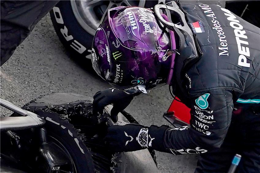 Loch im Reifen: Lewis Hamilton inspiziert alles. Foto: afp