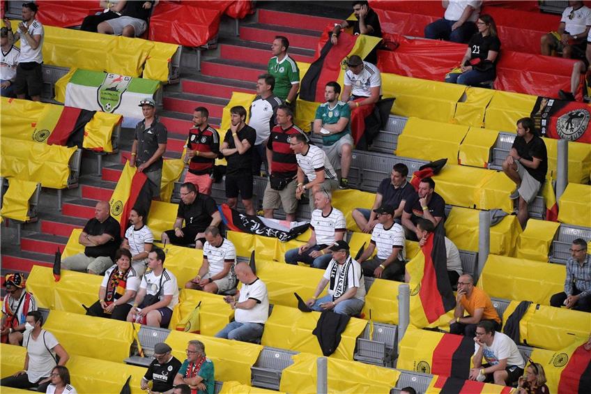 Locker besetzt, aber keineswegs vorbildlich. Beim Spiel Deutschland  Frankreich hielten sich viele Fans nicht an die Masken-Pflicht.  Foto: Imago