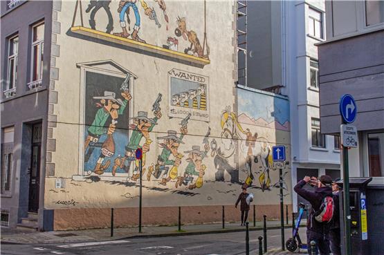 Lucky Luke ganz groß: Comicstreifen von Morris zieren so manche Hausfassade in Brüssel.