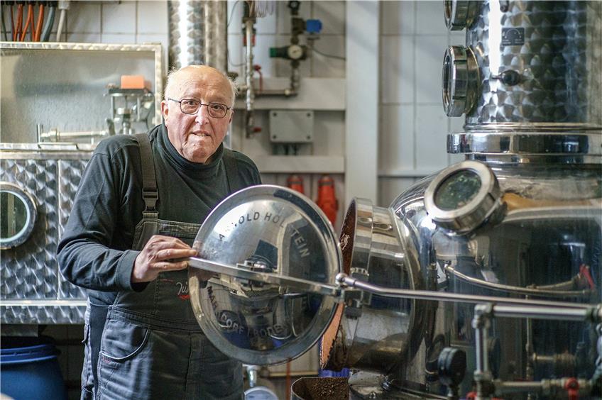 Ludwig Junger aus Stockach in seiner Brennerei. Seine Familie versteht sich seit 150 Jahren auf das Destillieren. Bild: Ulrich Metz