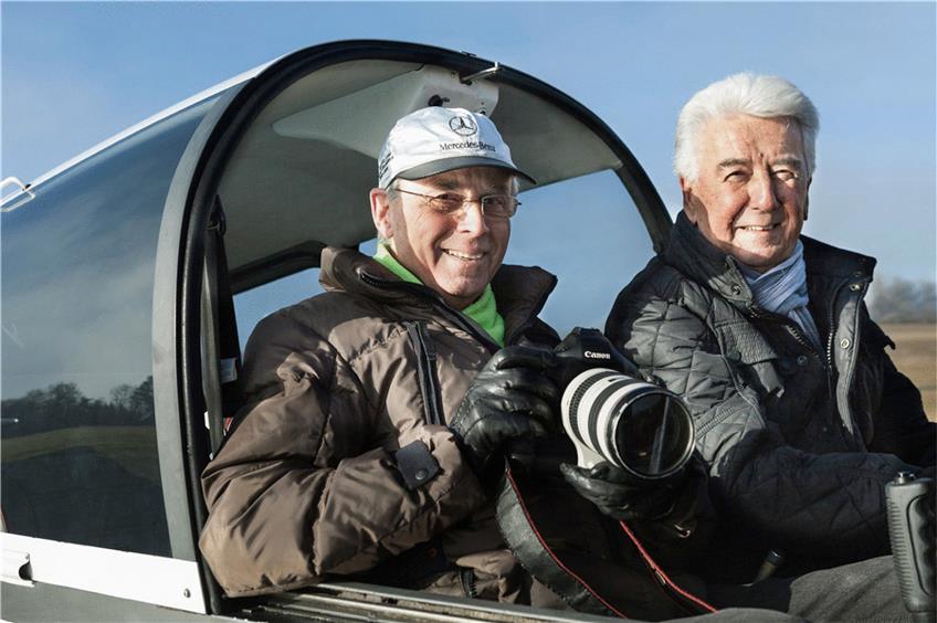 Luftbildner Manfred Grohe mit seinem Piloten Helmut Vogt. Foto: Angela Hammer