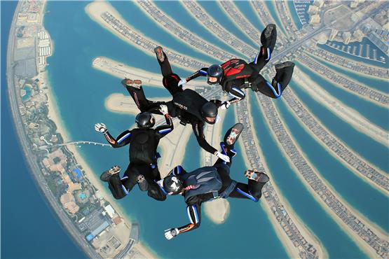 Luftige Koordination: Fallschirmsprung bei der Weltmeisterschaft 2012 in Dubai. Mit dabei war damals auch die Reutlingerin Antje Prochnow (am unteren Bildrand). Die Figur, die sie hier mit ihrem Team springt, heißt „Sidebody-Donut“. Bild: Antje Grube