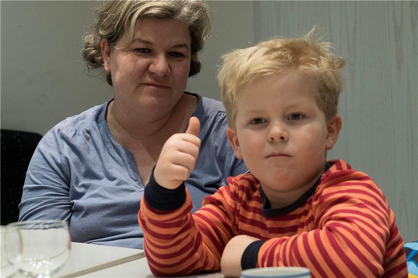 Lukas Steffen Lakner (hier mit seiner Mama) litt an einer extrem seltenen Gen-Mutation. Kinder wie er profitieren vom Spendenergebnis. Archivbild: Metz
