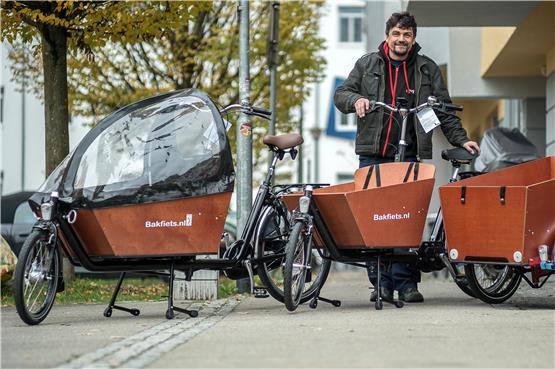 Mag es gern holländisch: Tobias Kröll und seine „Bakfiets“-Lastenräder. Bild: Metz