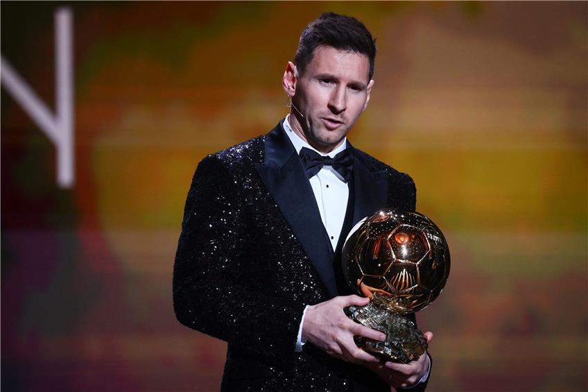 Mal wieder der Gewinner: Lionel Messi hat den Ballon d‘Or ergattert.  Foto: Franck Fife/afp