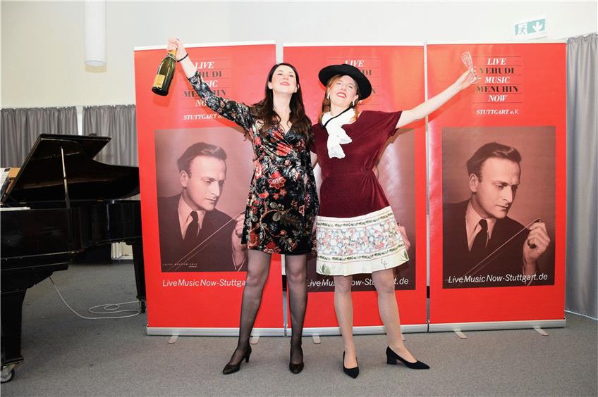 Malgorzata Roclawska (links) und Joanna Jaworowska singen gemeinsam ein Duett von Gaetano Donizetti. Dabei schauspielern sie mit einer Flasche Sekt und bringen das Publikum im Pflegeheim in Bietigheim zum Lachen und Mitklatschen. Foto: Hanna Braun