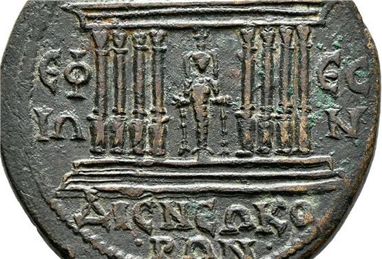 Man sollte nicht jede Abbildung des Artemision von Ephesos für bare Münze nehmen. In diesem Vergleich der Rückseite dieser Bronzemünze und einer Cistophorprägung (anderes Bild) lassen sich deutliche Unterschiede erkennen.Bild: Stefan Krmnicek